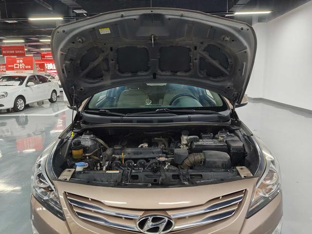 Hyundai Solaris 2015 thumb 8