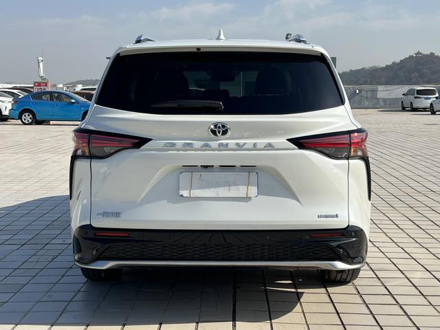 Toyota Granvia 2023 thumb 2