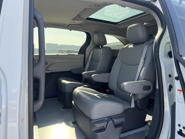 Toyota Granvia 2023 thumb 6