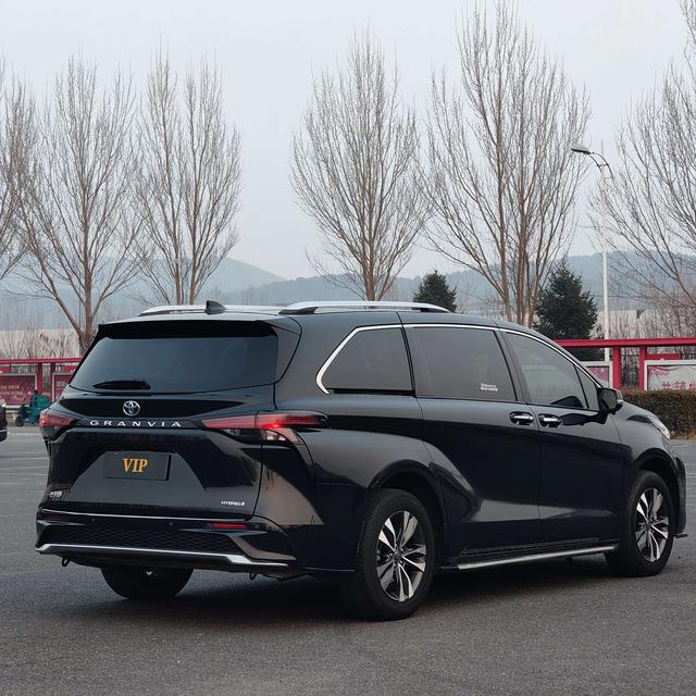 Toyota Granvia 2023 thumb 3