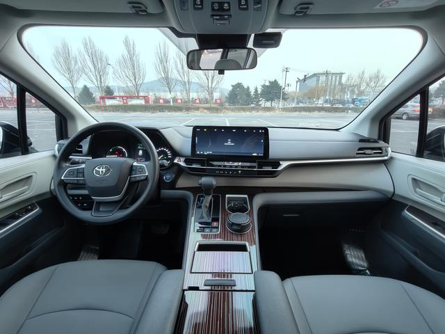 Toyota Granvia 2023 thumb 4