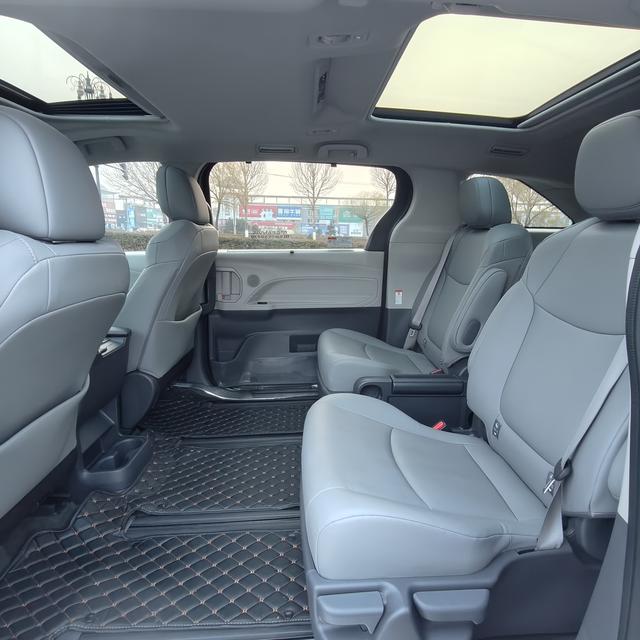 Toyota Granvia 2023 thumb 5