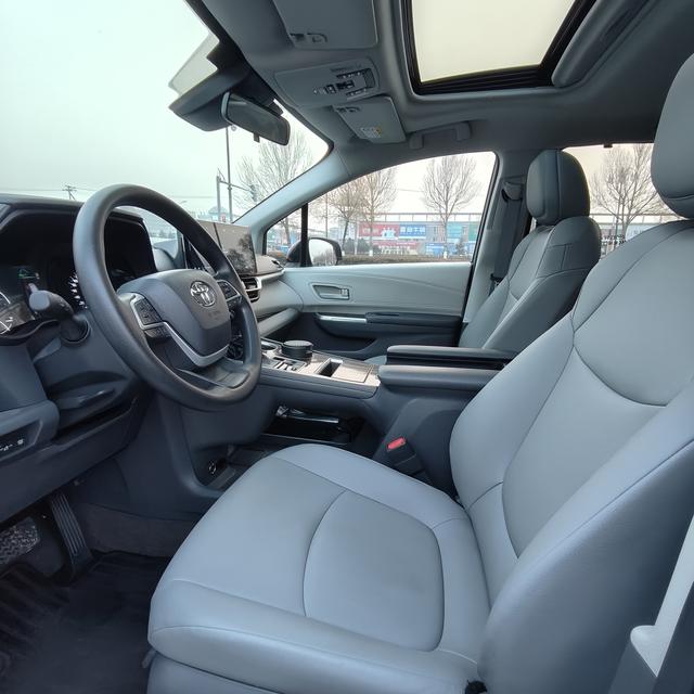 Toyota Granvia 2023 thumb 6