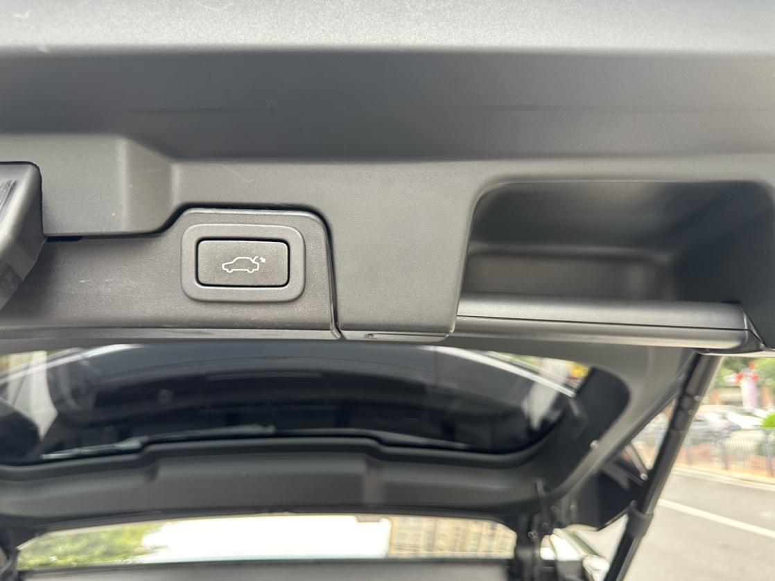 Land Rover Range Rover Velar 2017 thumb 11