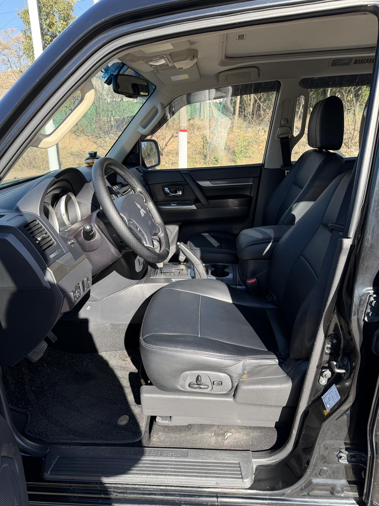 Mitsubishi Pajero 2015 thumb 7