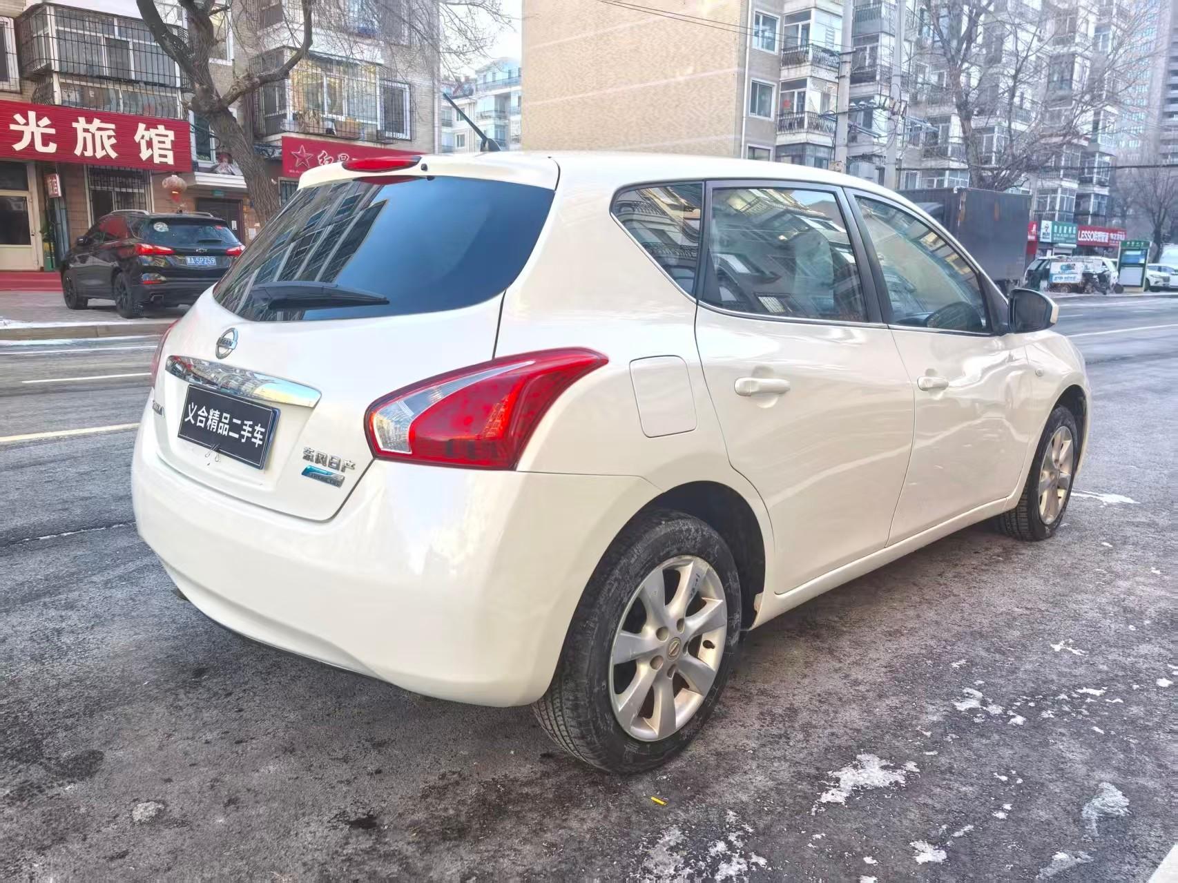 Nissan Tiida 2015 thumb 4