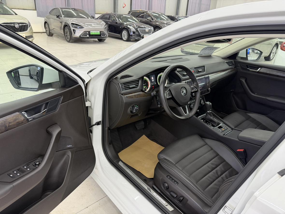 Skoda Superb 2019 thumb 12