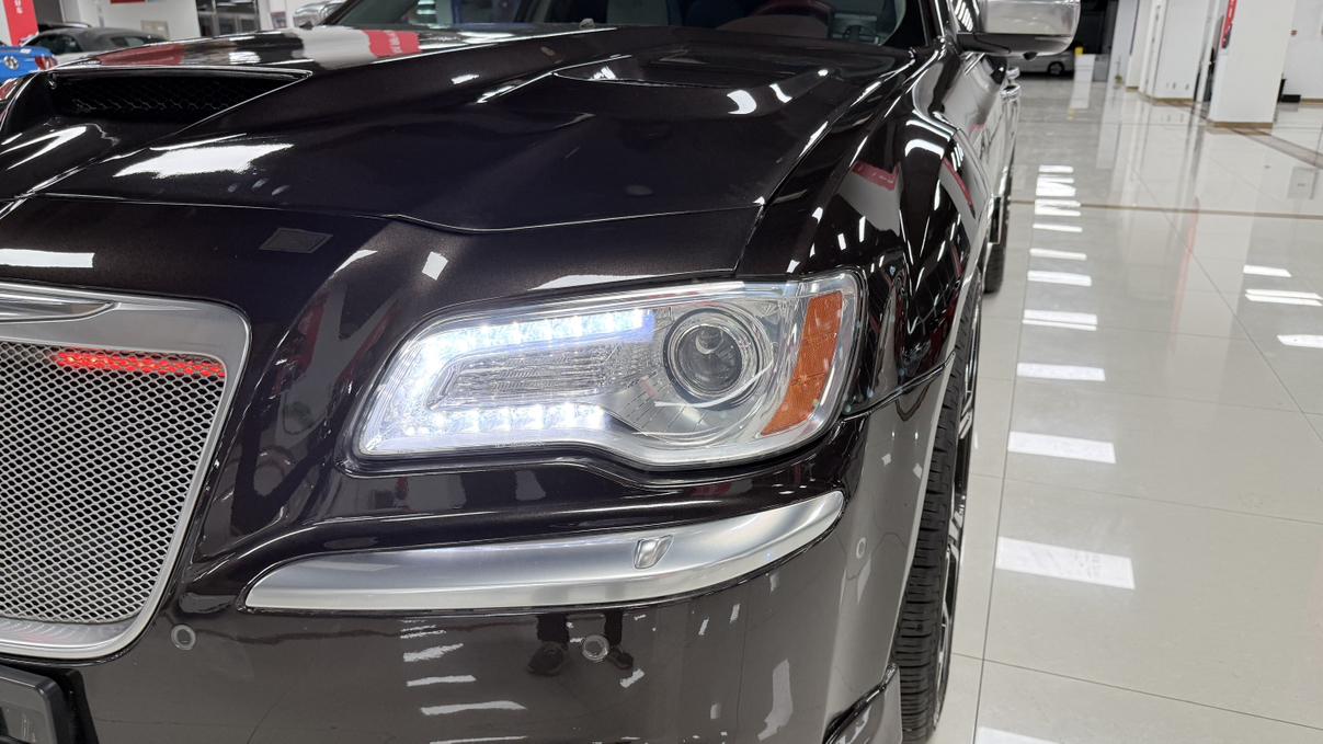 Chrysler 300C 2013 thumb 7