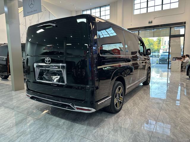 Toyota HiAce 2024 thumb 10