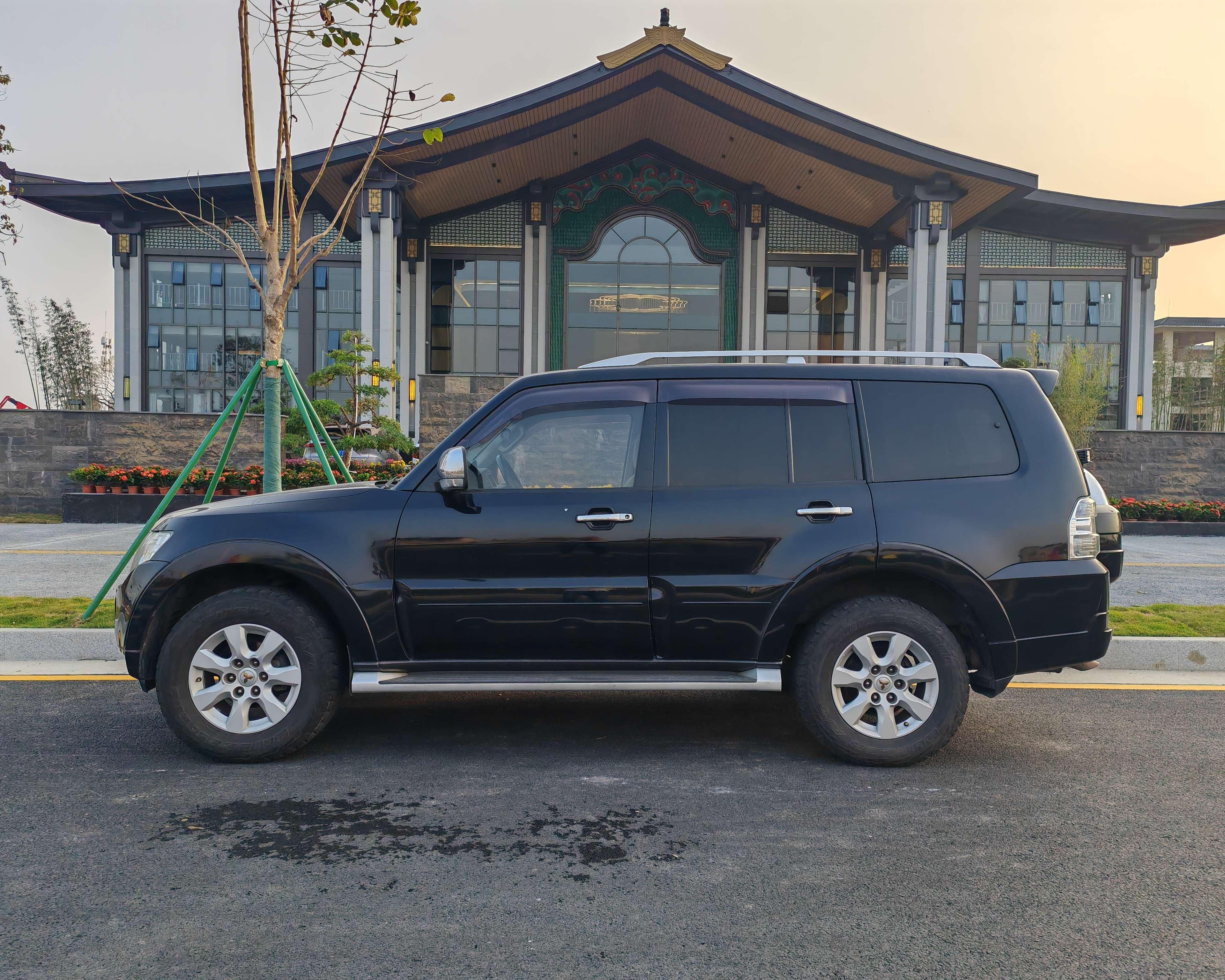 Mitsubishi Pajero 2012 thumb 2