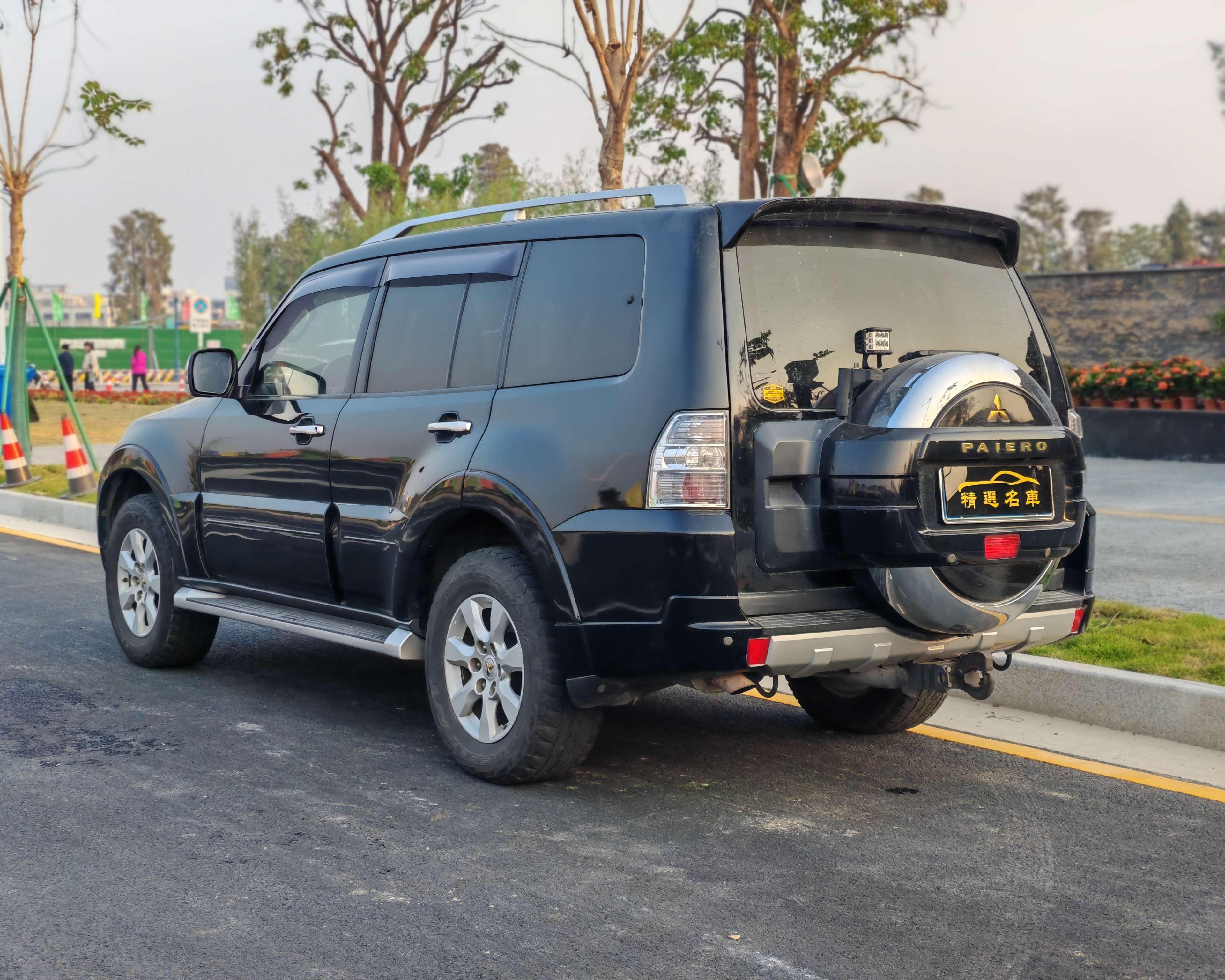 Mitsubishi Pajero 2012 thumb 3