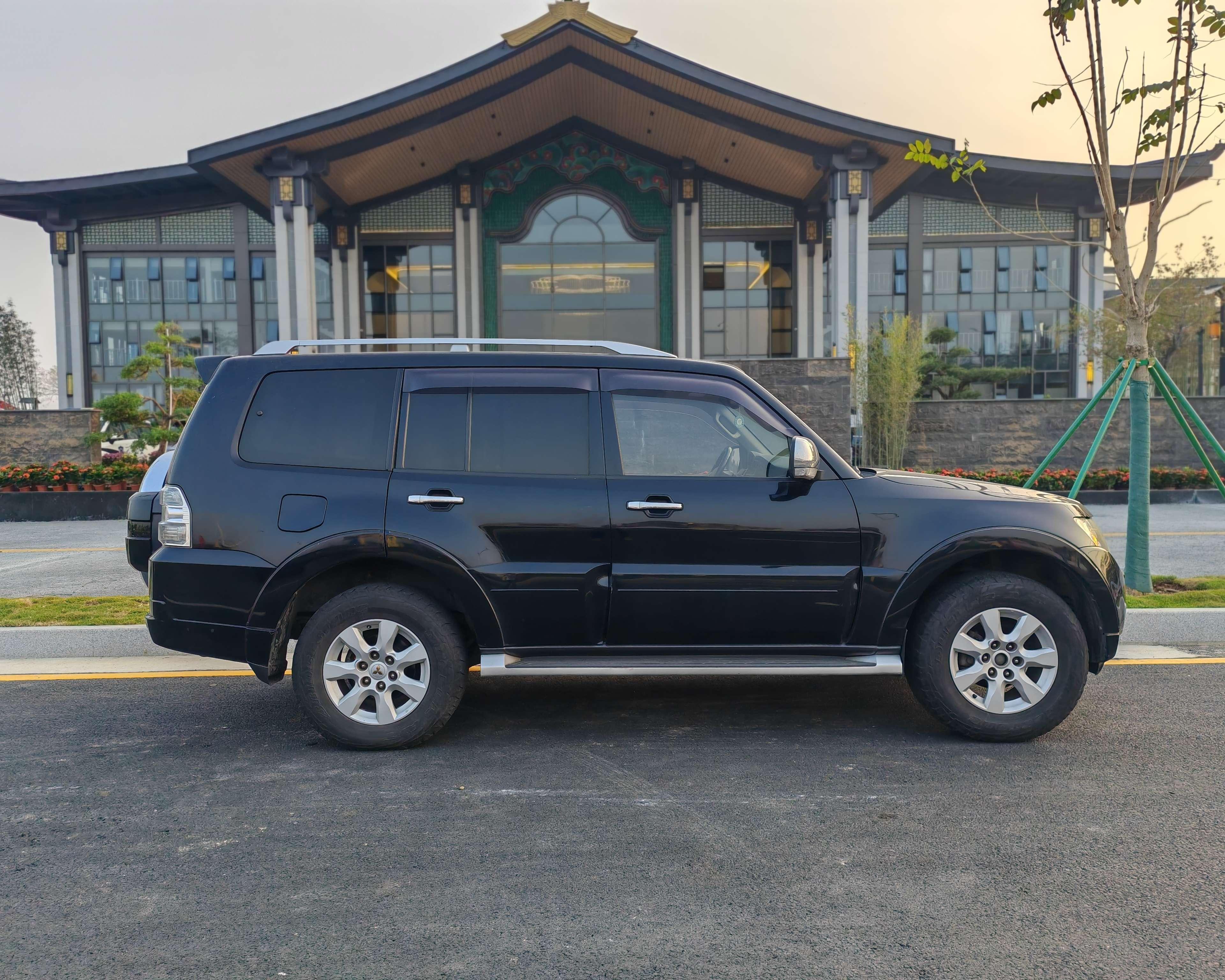Mitsubishi Pajero 2012 thumb 6