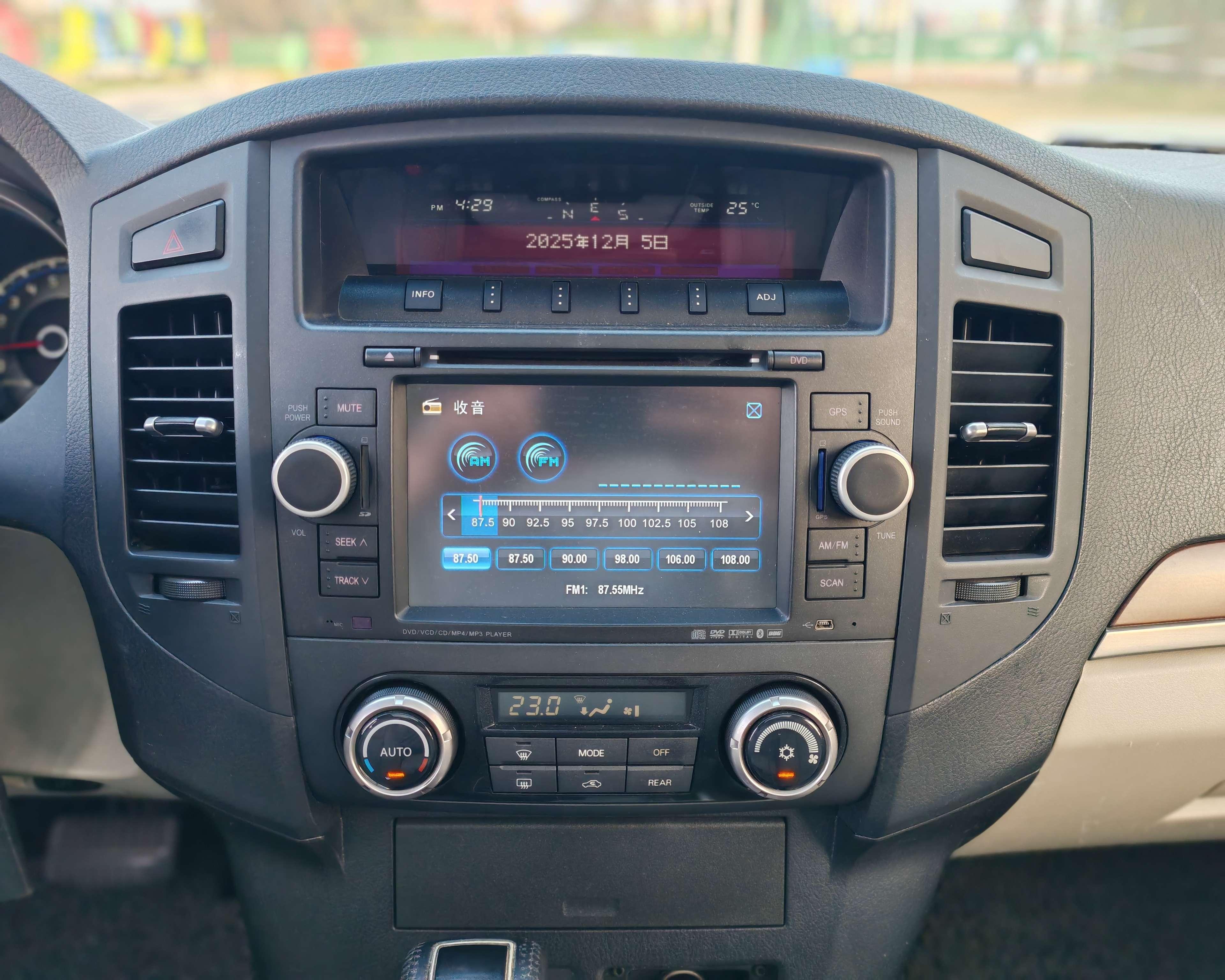 Mitsubishi Pajero 2012 thumb 7