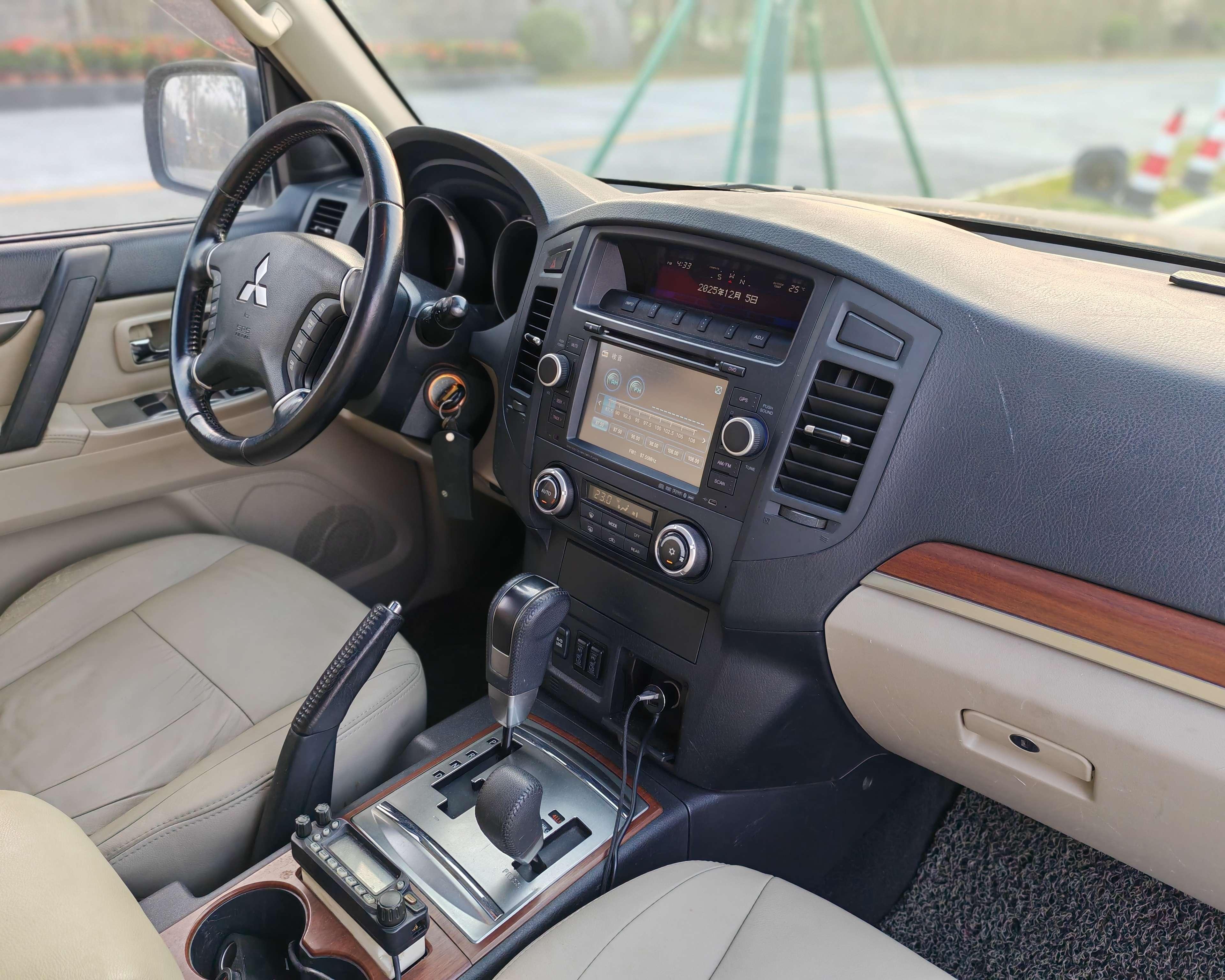 Mitsubishi Pajero 2012 thumb 8