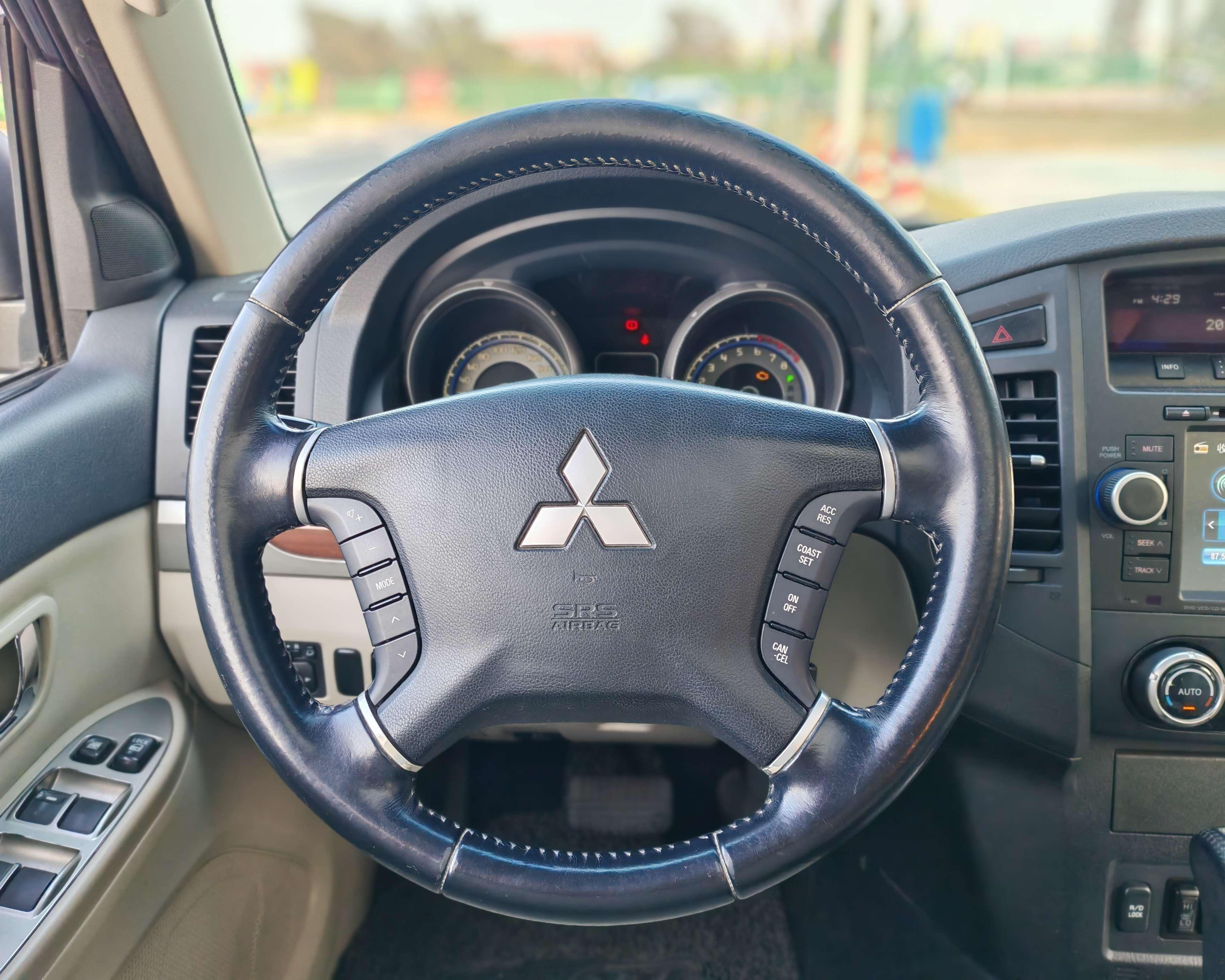 Mitsubishi Pajero 2012 thumb 10