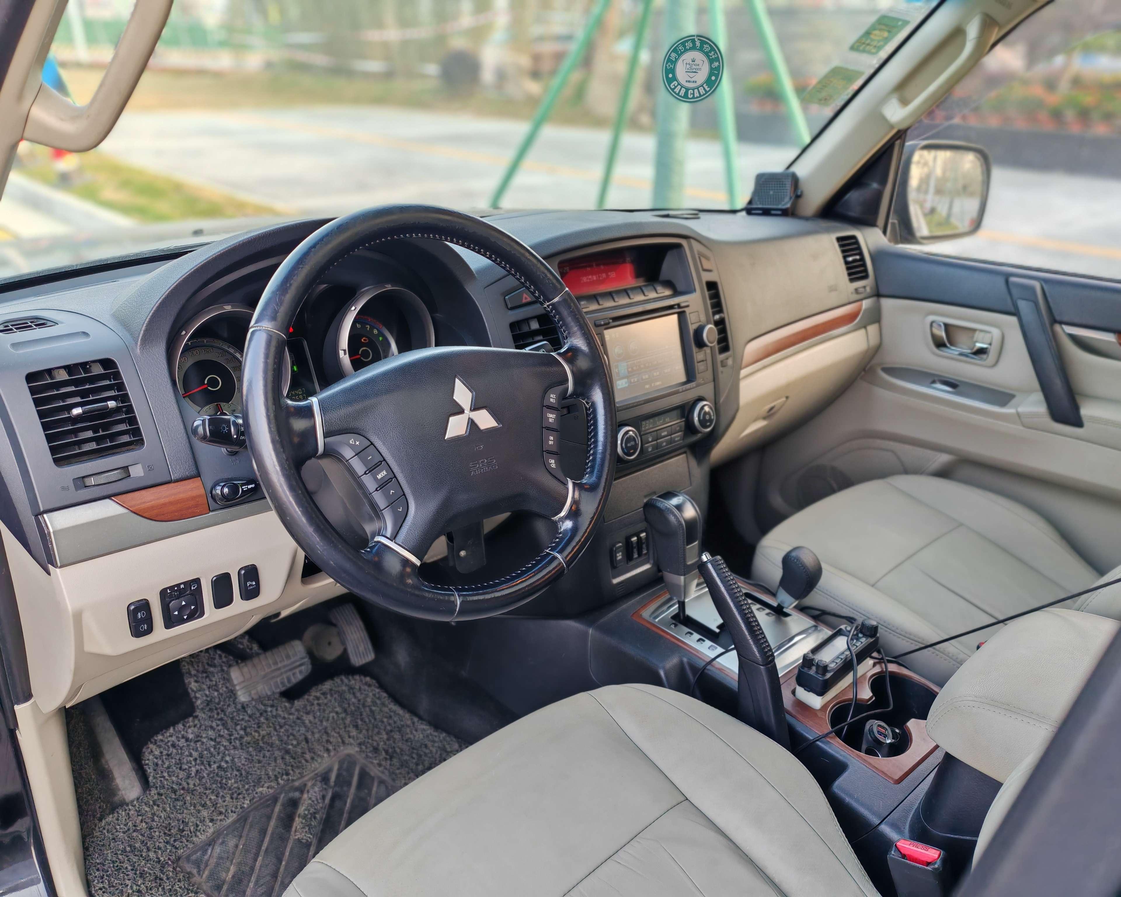Mitsubishi Pajero 2012 thumb 12