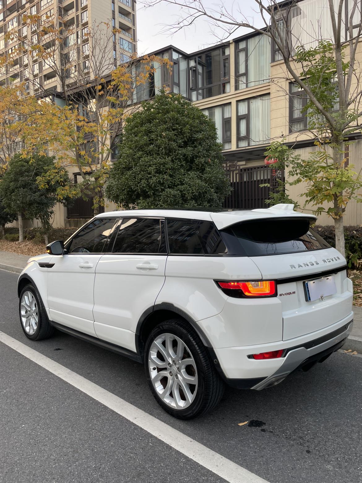 Land Rover Range Rover Velar 2018 thumb 3
