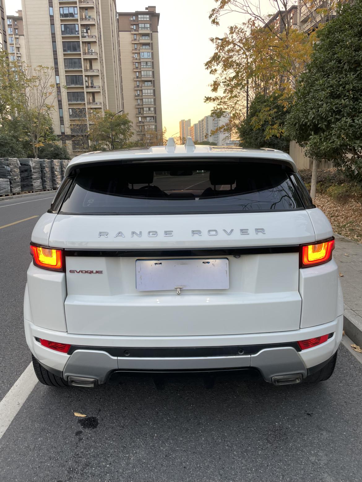 Land Rover Range Rover Velar 2018 thumb 4