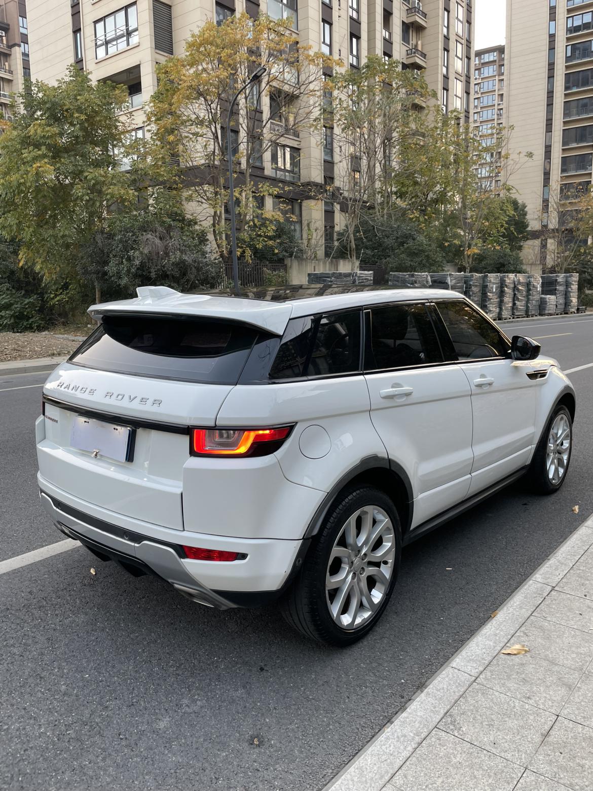 Land Rover Range Rover Velar 2018 thumb 5