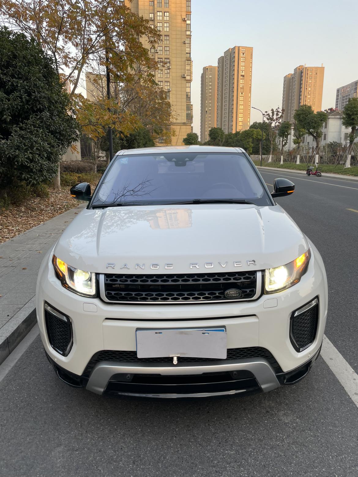 Land Rover Range Rover Velar 2018 thumb 11