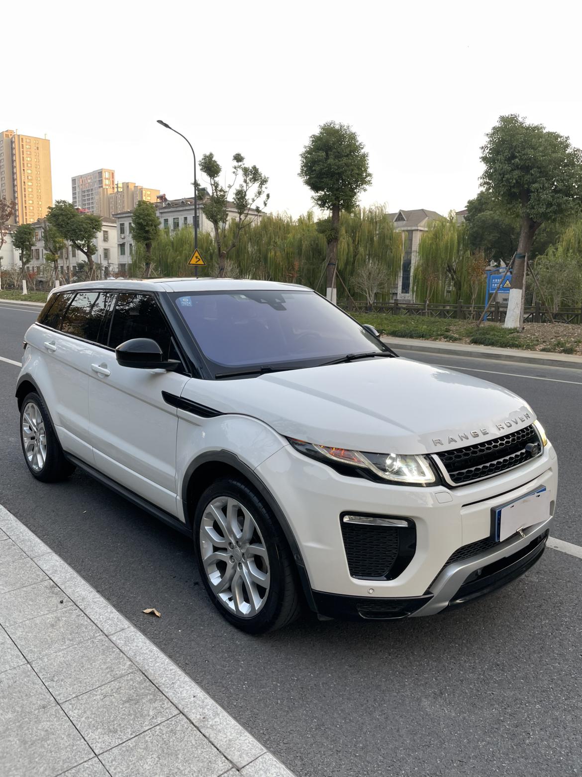 Land Rover Range Rover Velar 2018 thumb 12