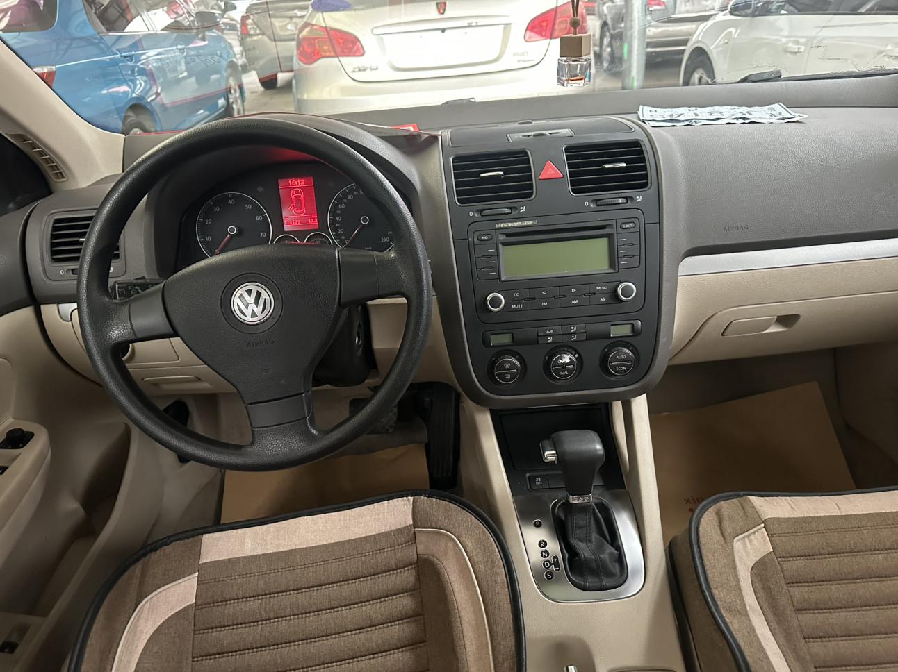 Volkswagen Sagitar 2010 thumb 5
