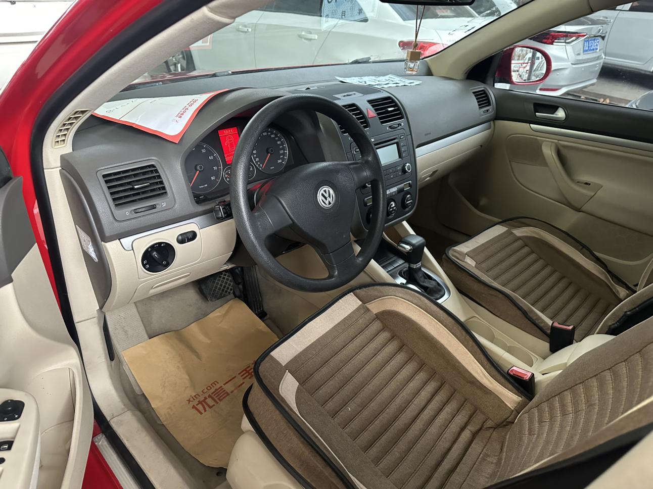 Volkswagen Sagitar 2010 thumb 6