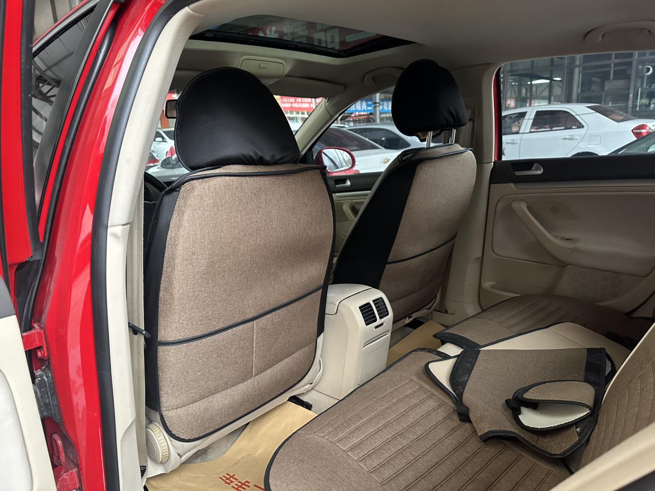 Volkswagen Sagitar 2010 thumb 7