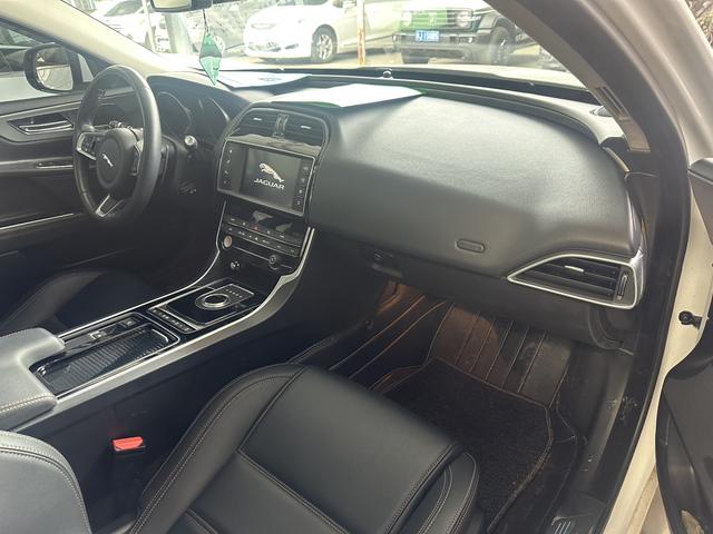 Jaguar XE 2019 thumb 2