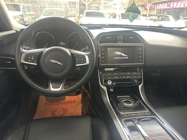 Jaguar XE 2019 thumb 4