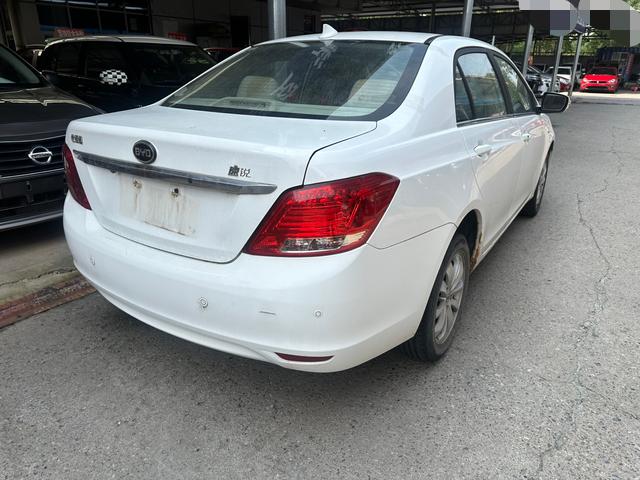 BYD Qin 2012 thumb 10
