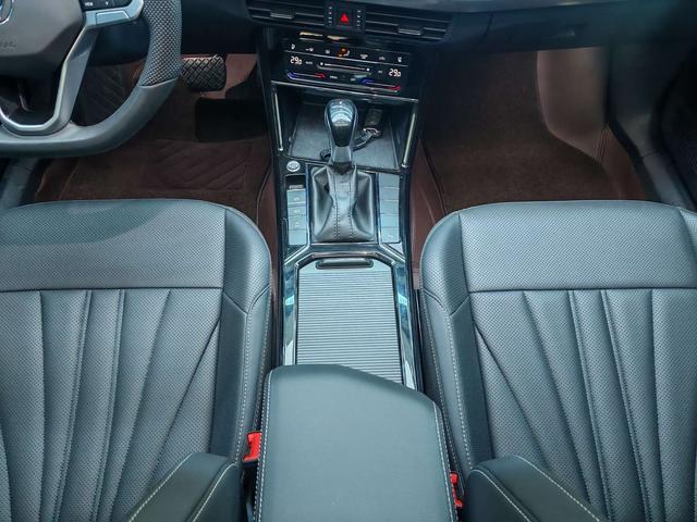 Volkswagen Passat 2025 thumb 9