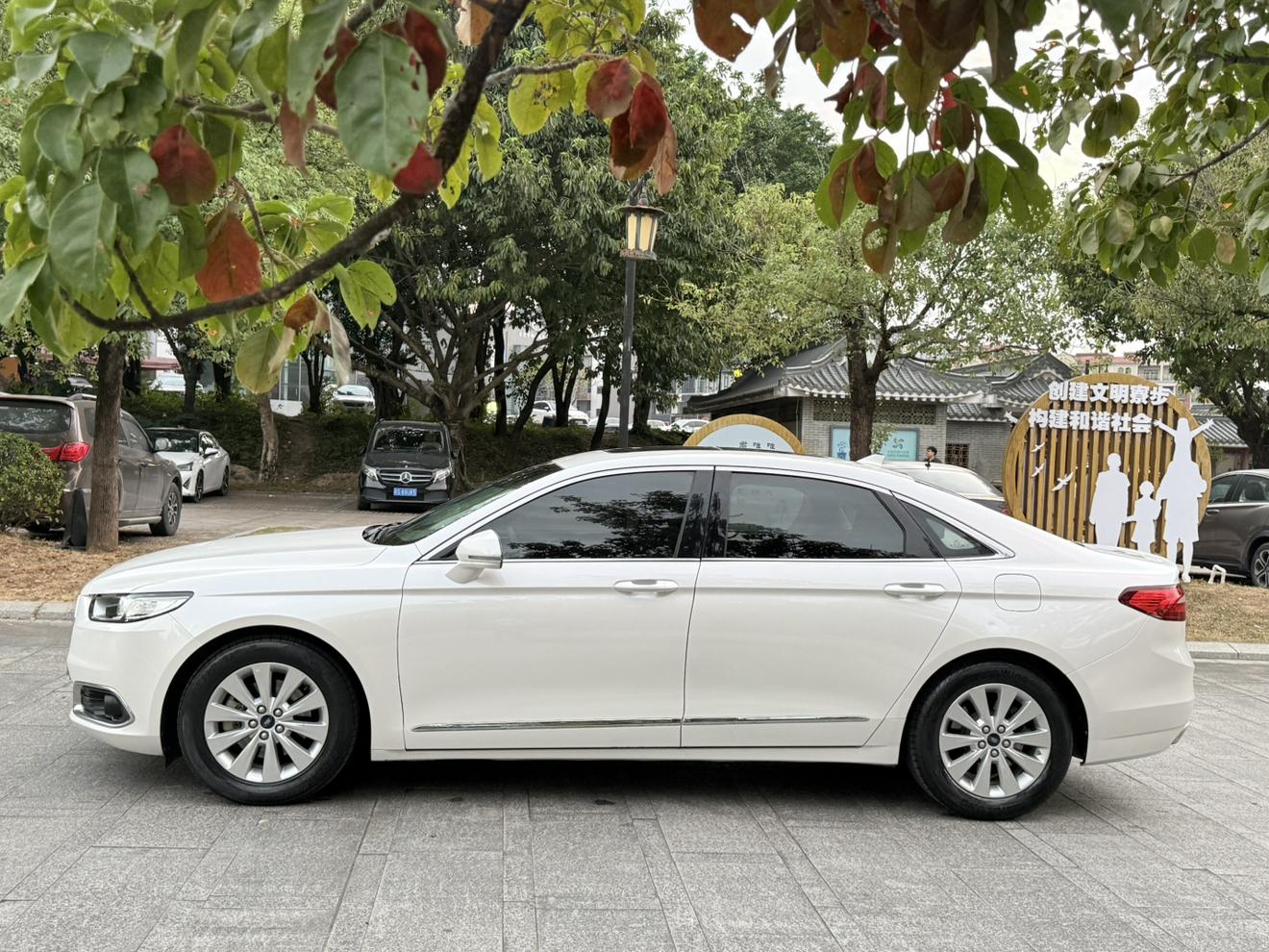 Ford Taurus 2018 thumb 2