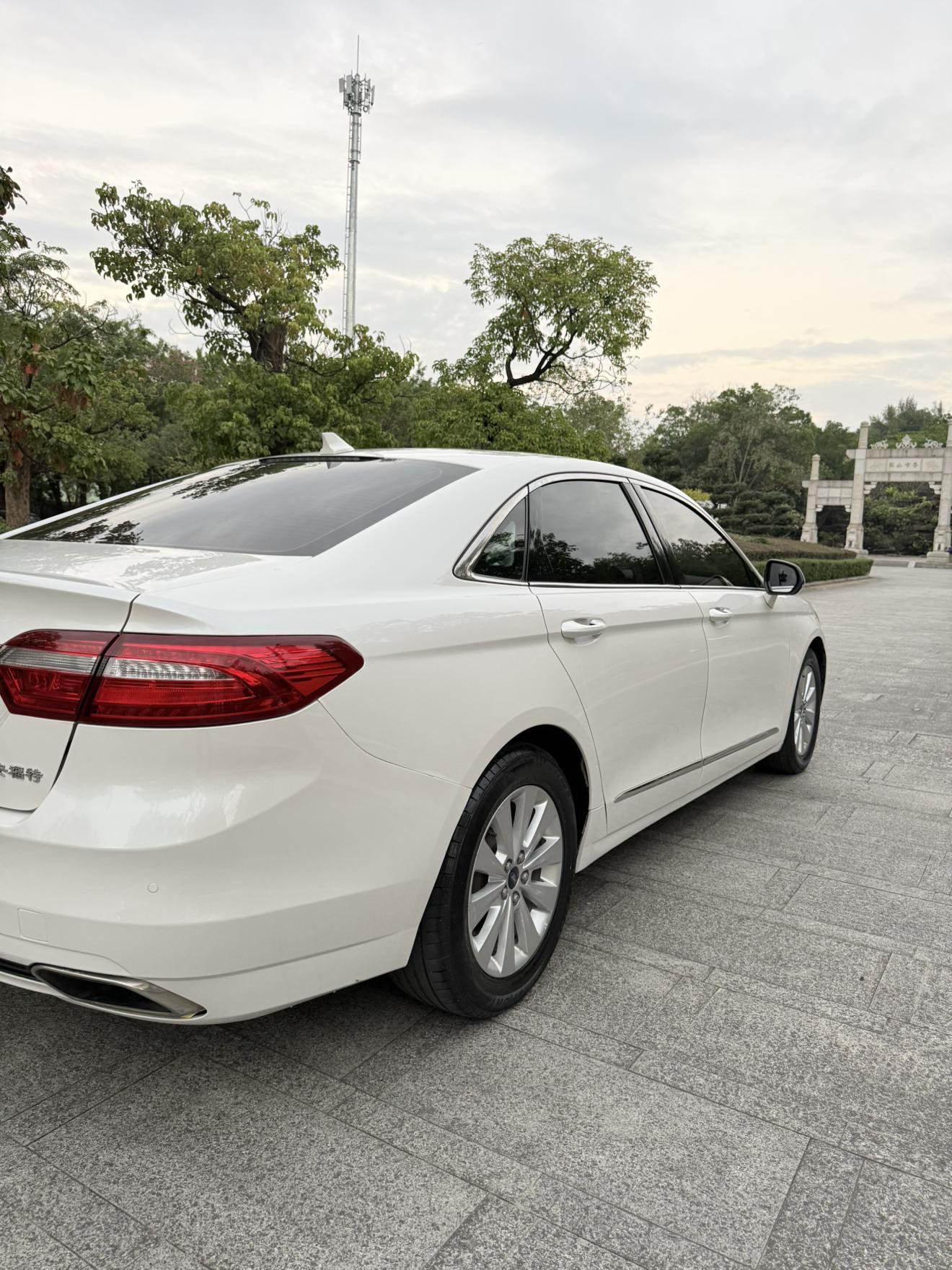 Ford Taurus 2018 thumb 8