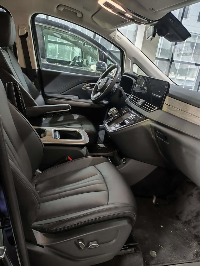 Hongqi HQ9 2024 thumb 8