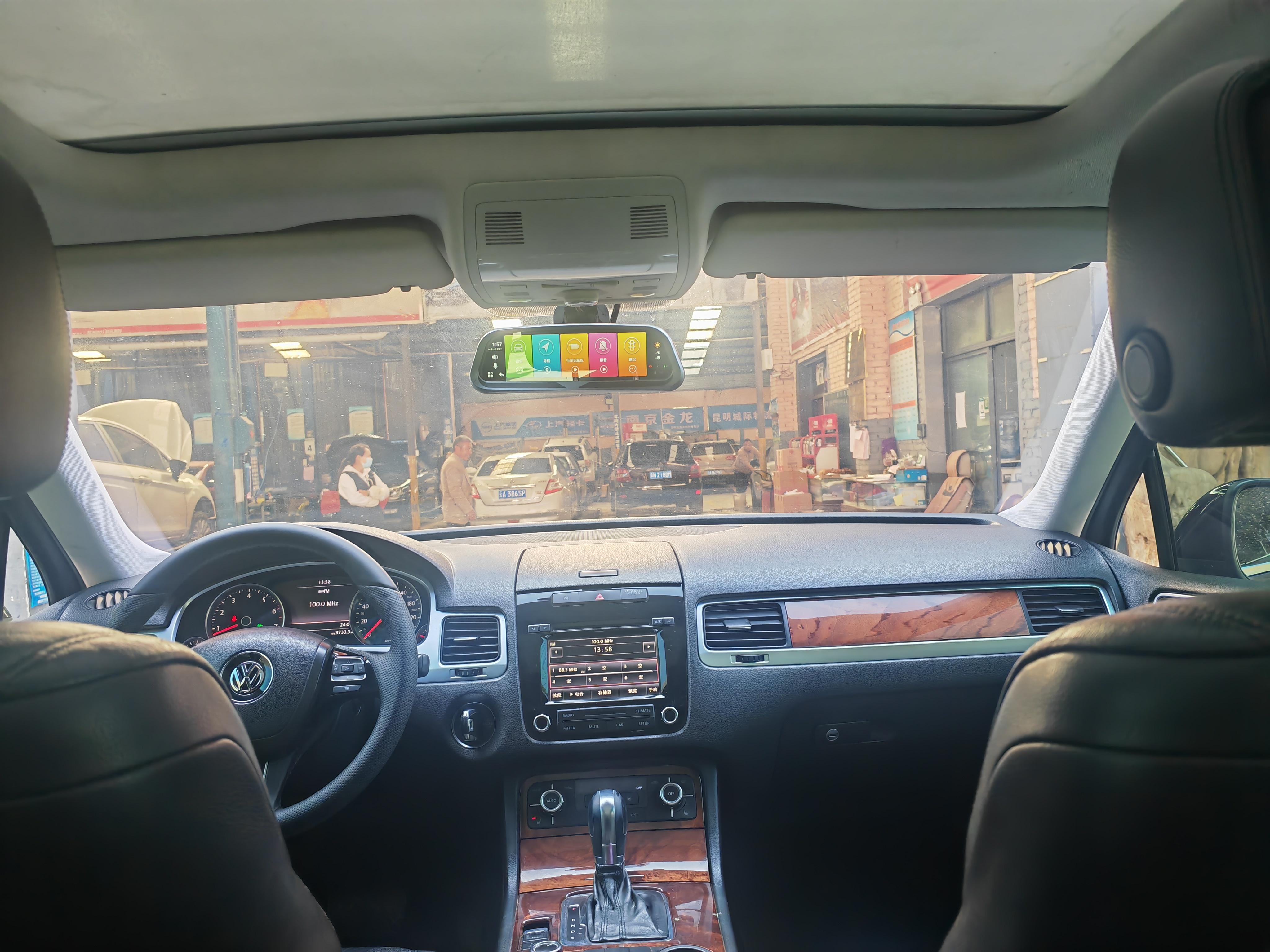 Volkswagen Touareg 2012 thumb 12