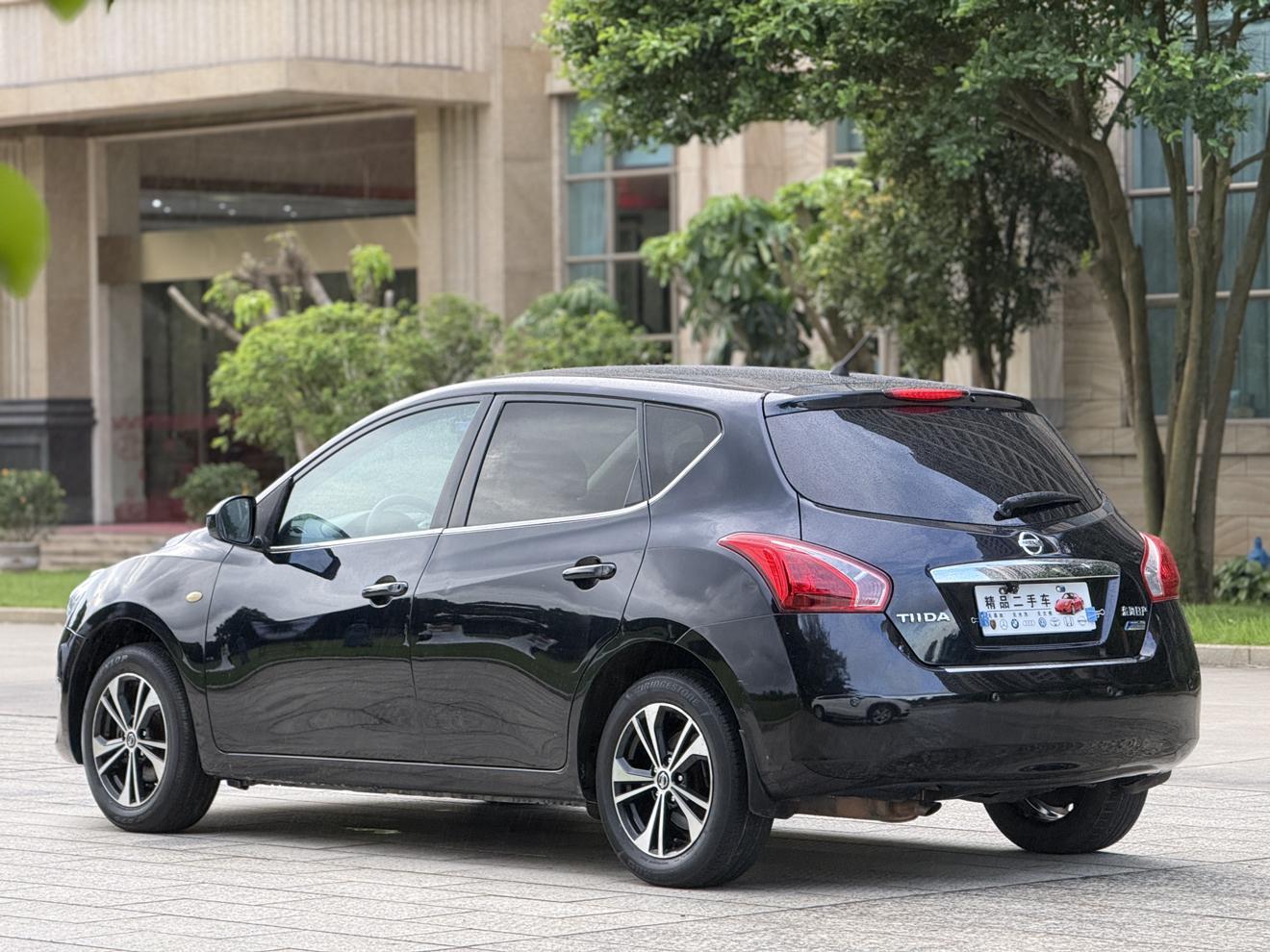 Nissan Tiida 2013 thumb 3