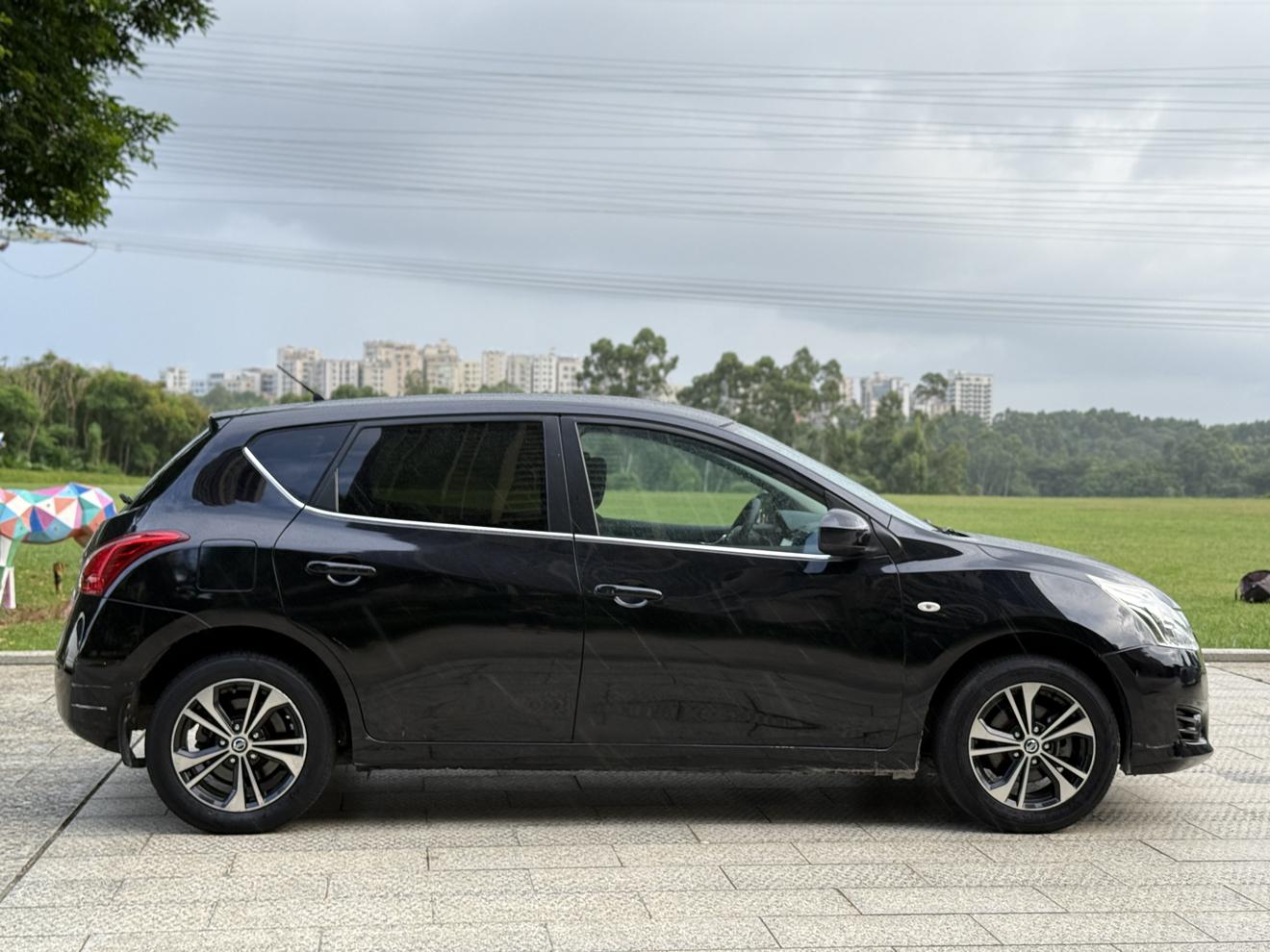 Nissan Tiida 2013 thumb 6