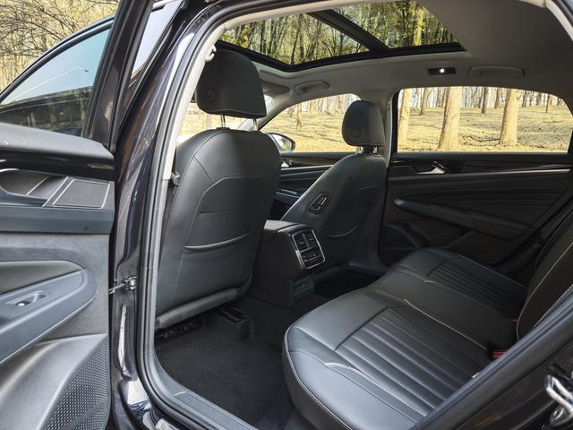 Volkswagen Passat 2022 thumb 2