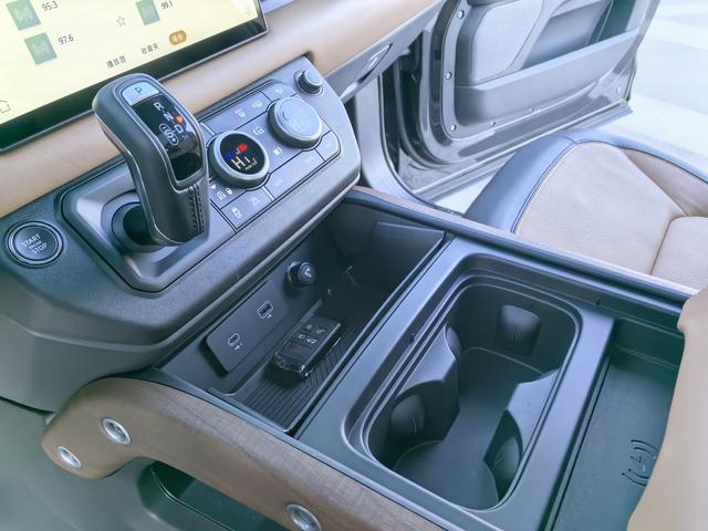 Land Rover Defender 2024 thumb 9