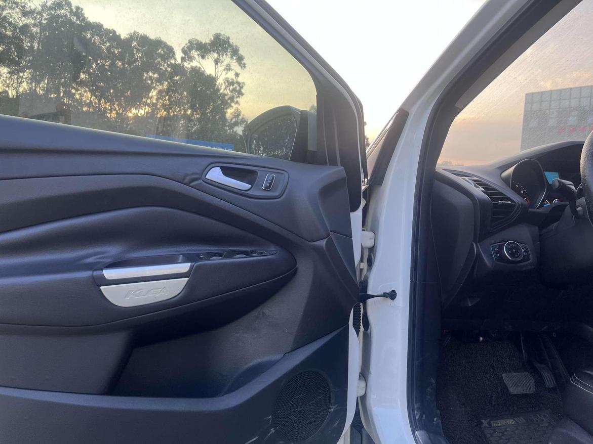Ford Kuga 2016 thumb 12
