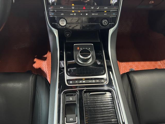 Jaguar XF 2020 thumb 10