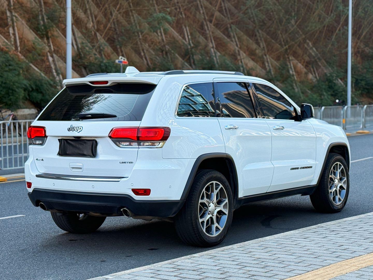 Jeep Grand Cherokee 2023 thumb 4