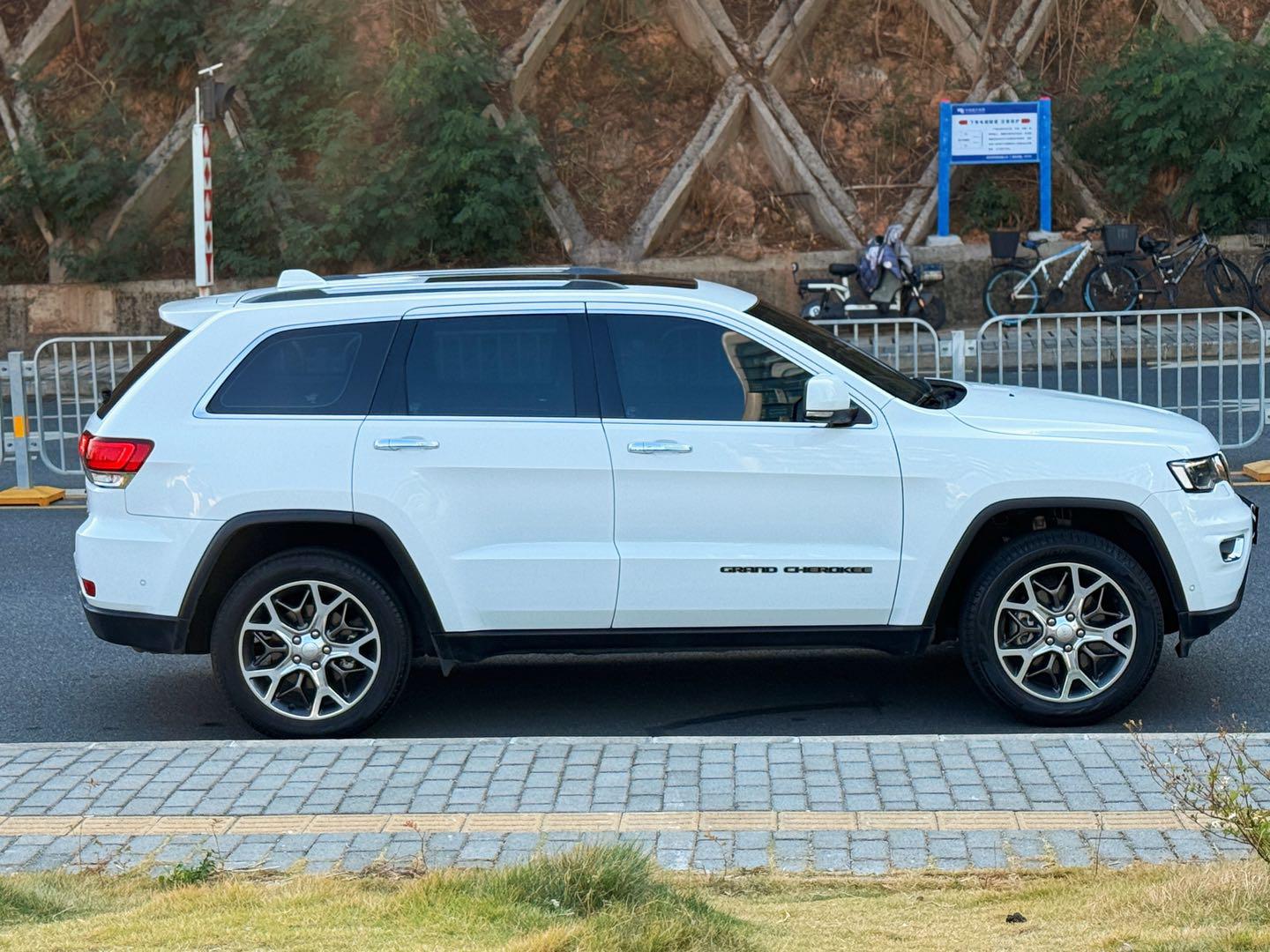 Jeep Grand Cherokee 2023 thumb 5