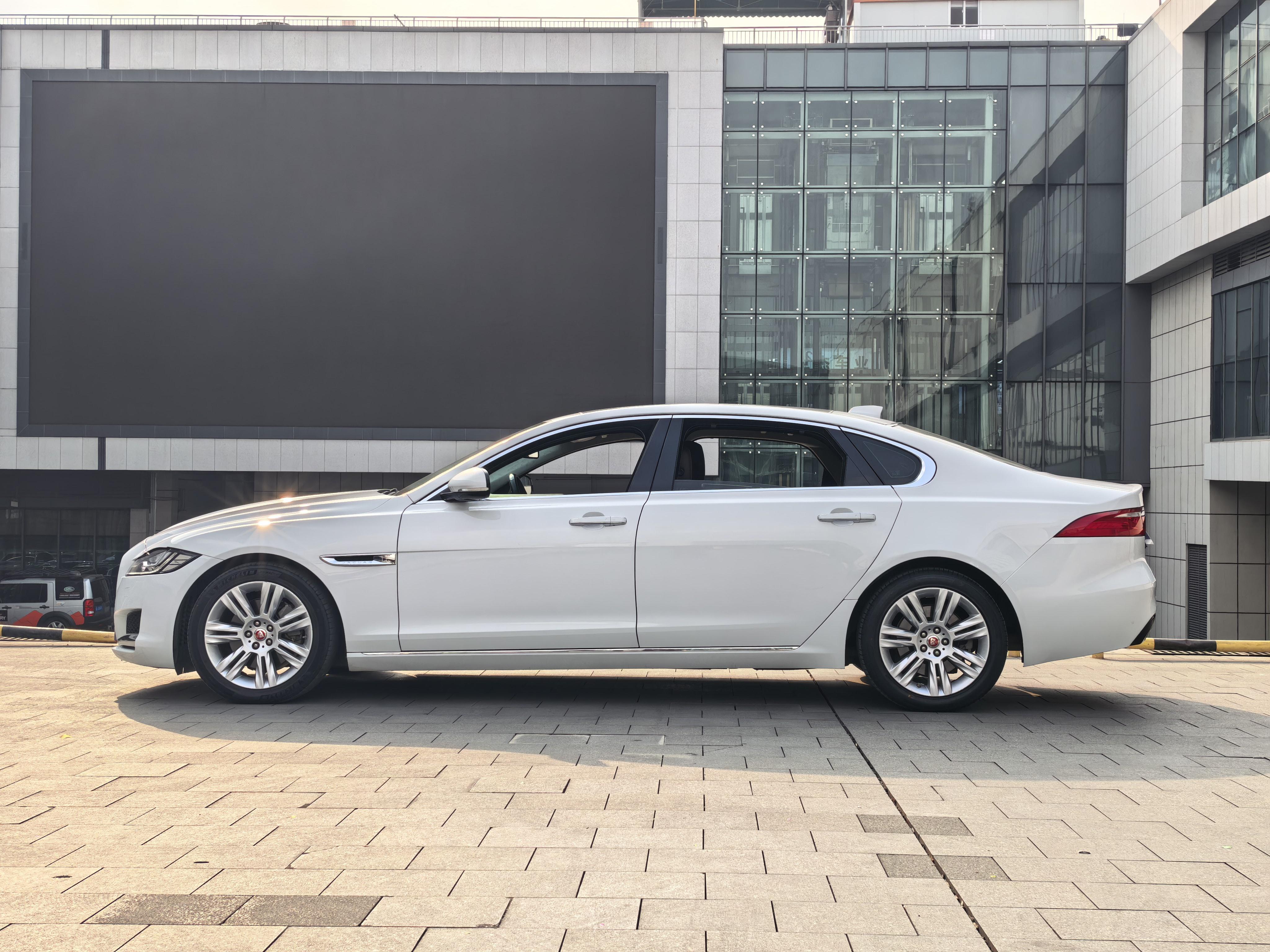 Jaguar XF 2018 thumb 2