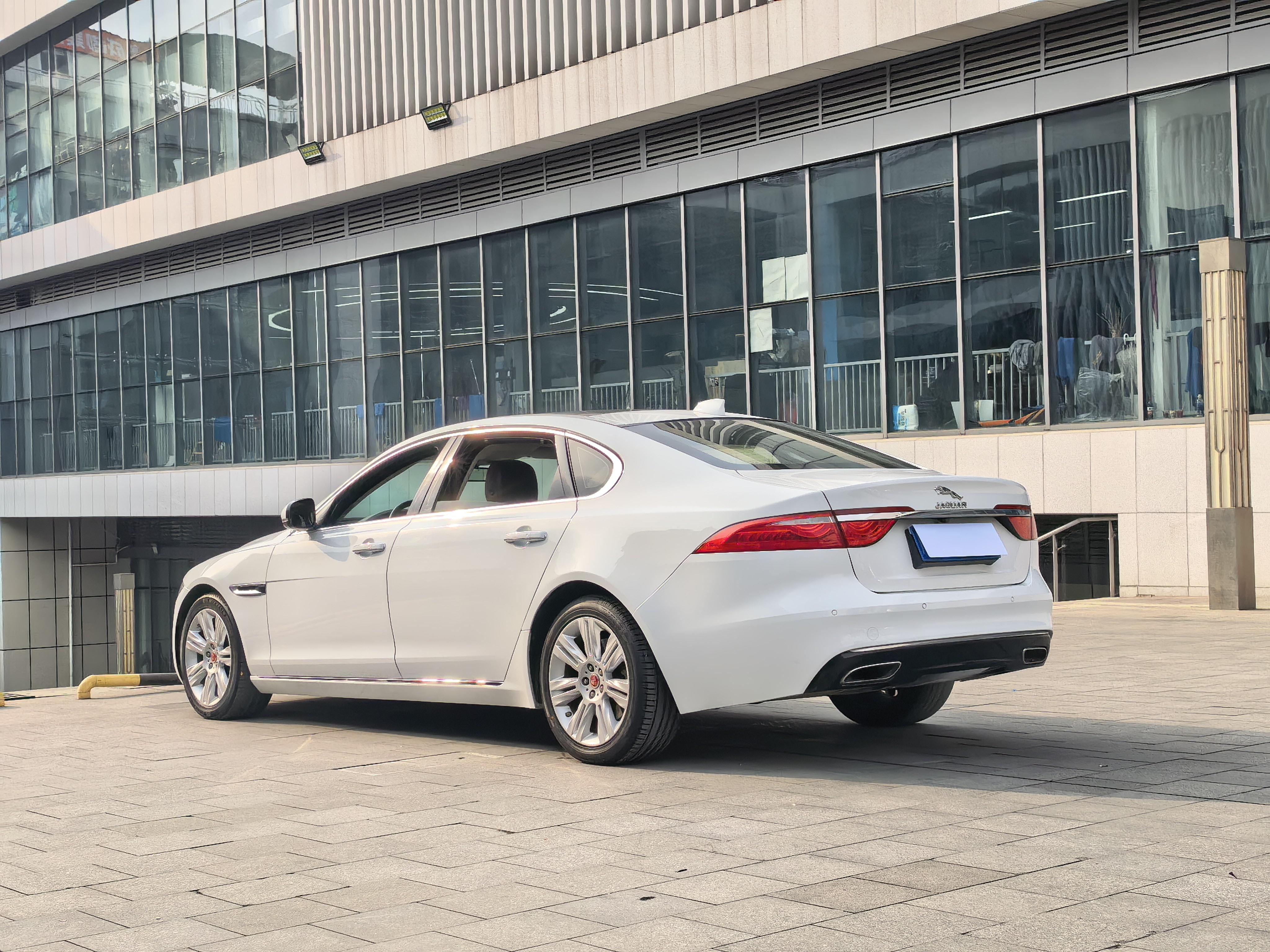 Jaguar XF 2018 thumb 3