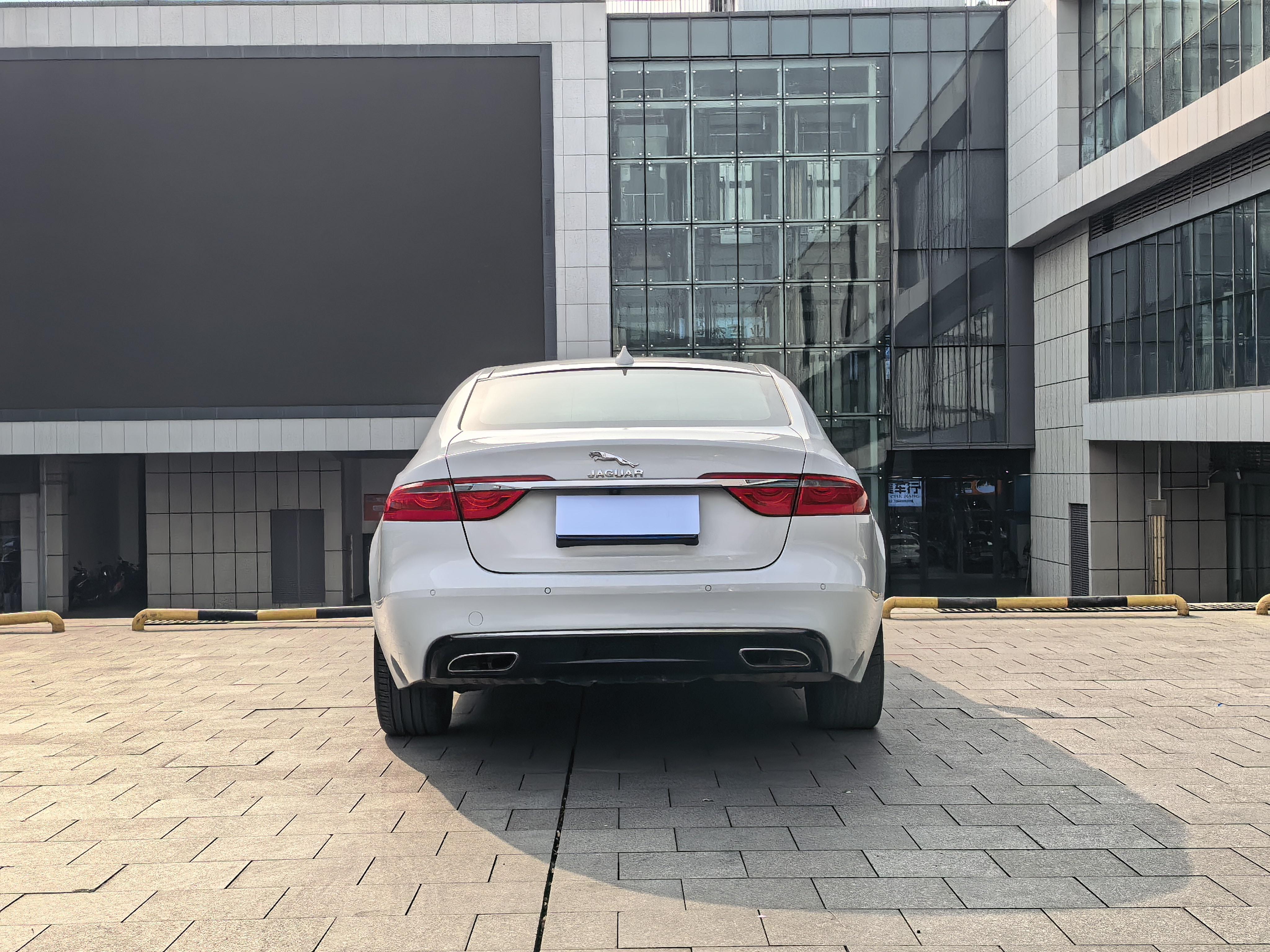 Jaguar XF 2018 thumb 4