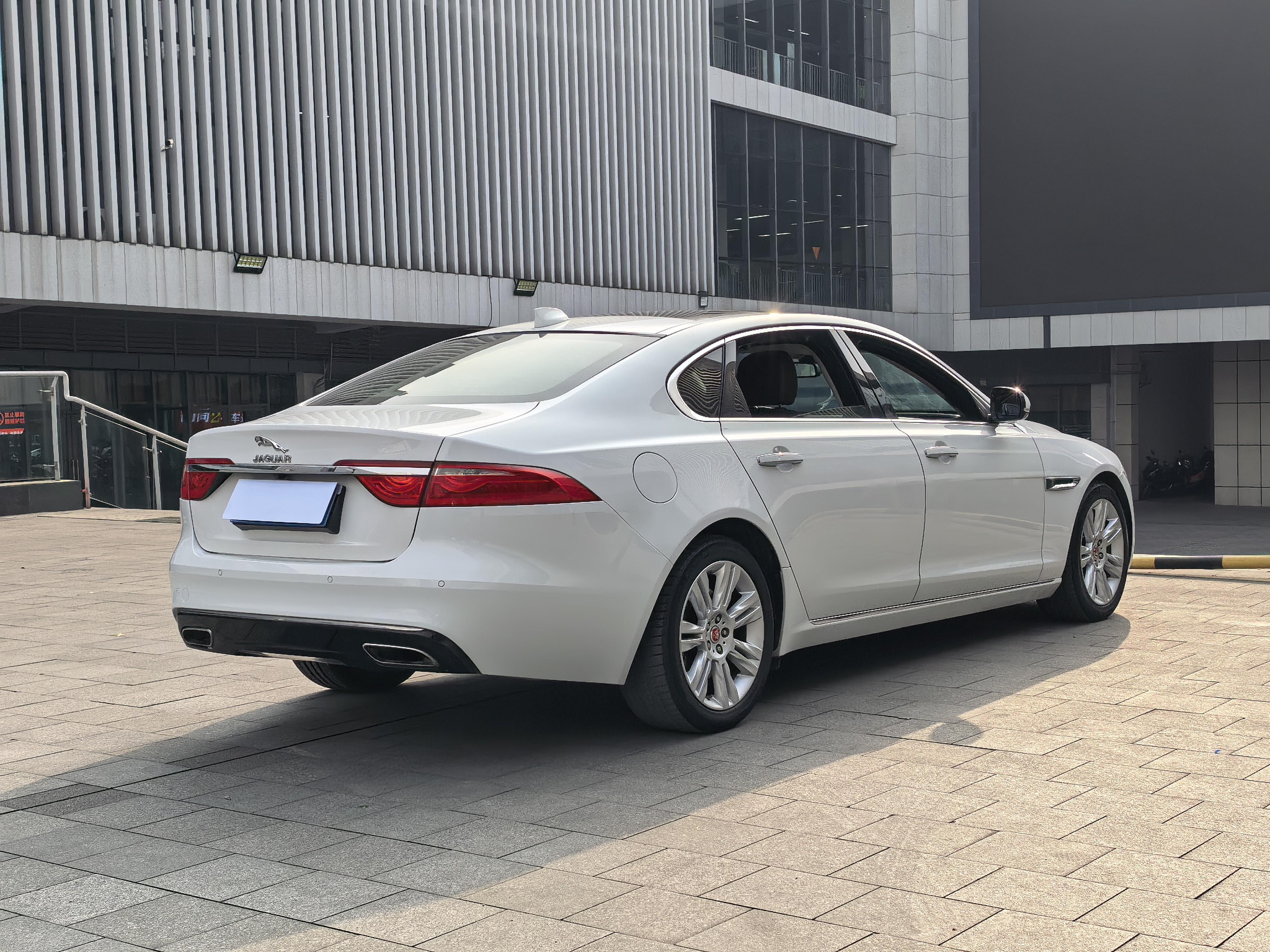 Jaguar XF 2018 thumb 5