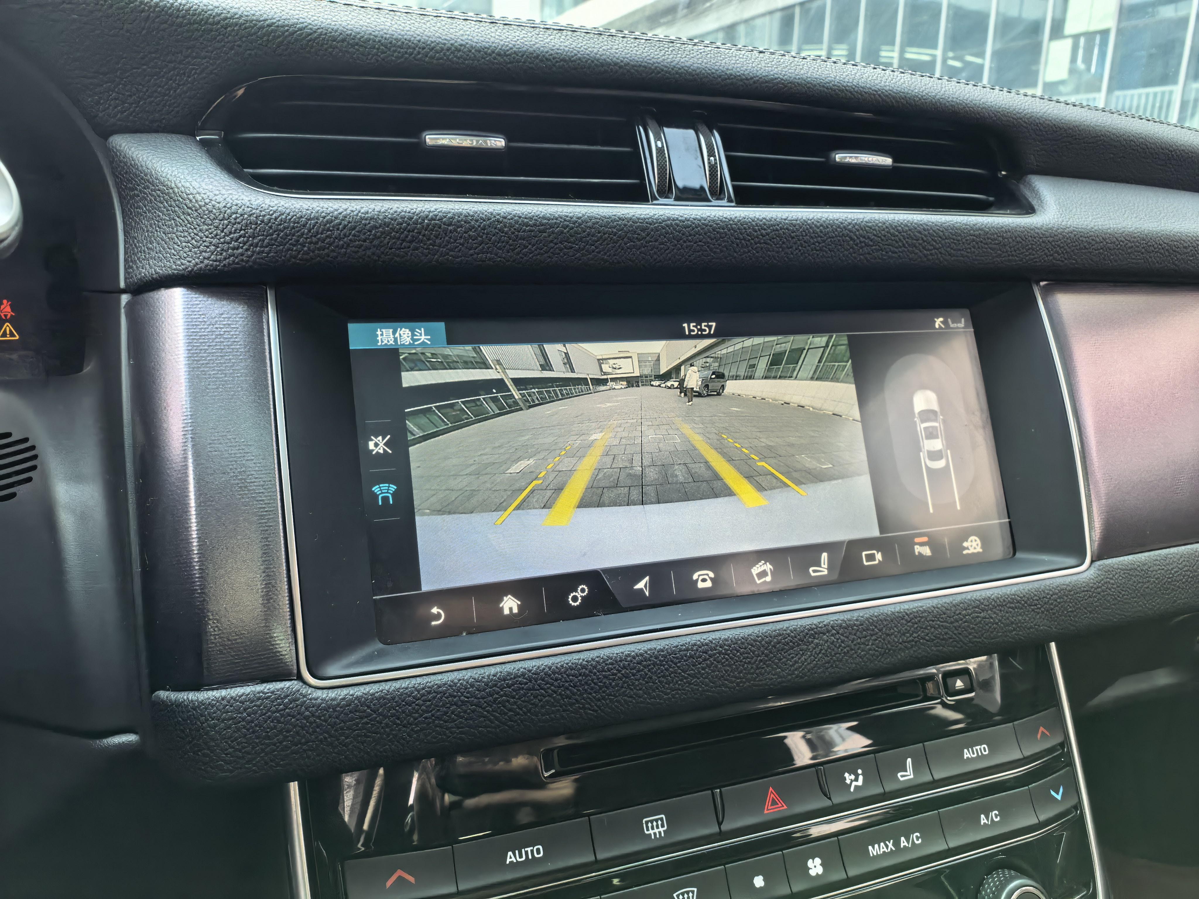 Jaguar XF 2018 thumb 11