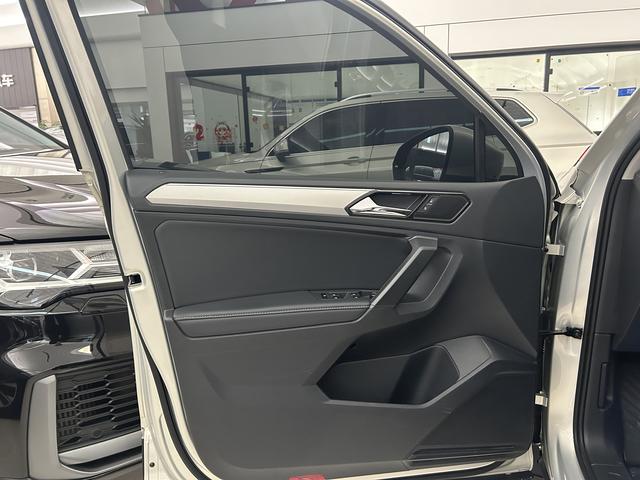 Volkswagen Tiguan 2020 thumb 2